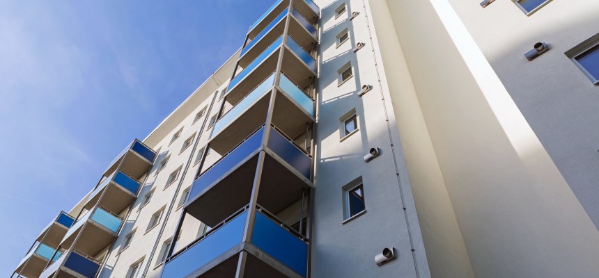 Fassade eines Wohnhauses mit Balkonen
