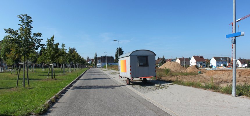 Ein Bauwagen parkt im Neubaugebiet