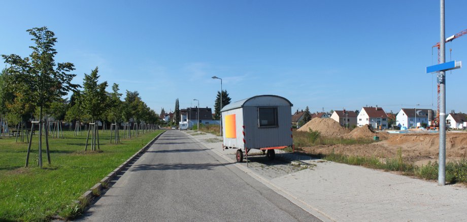 Ein Bauwagen parkt im Neubaugebiet