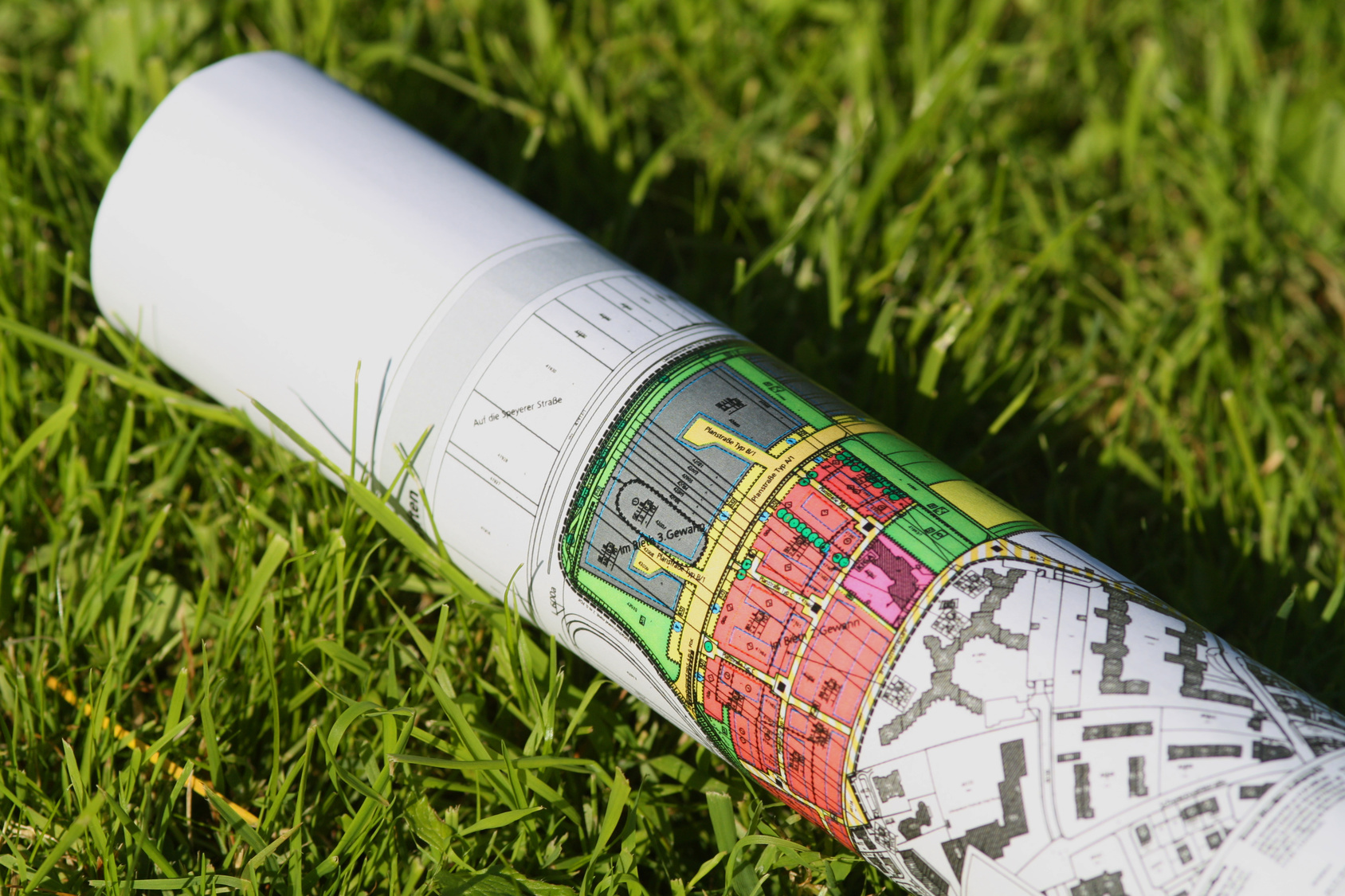 Bauplan auf der Wiese
