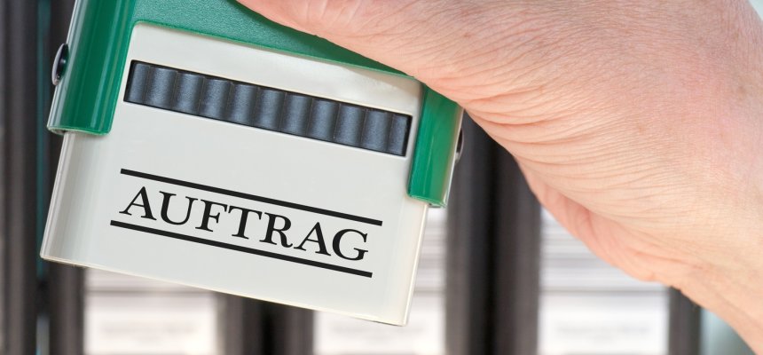 Auftrag - Stempel mit Hand