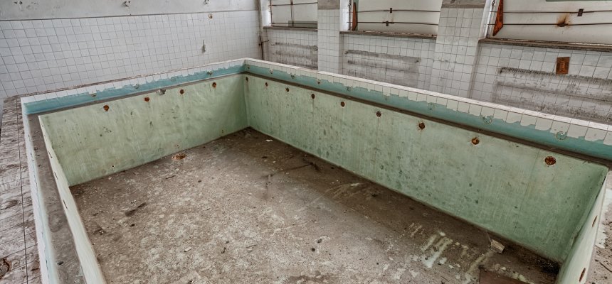Schwimmbecken in einem kaputten Haus