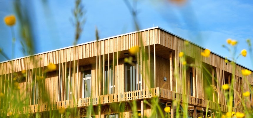 Holzhaus modern ökologisch Holzfassade in Natur