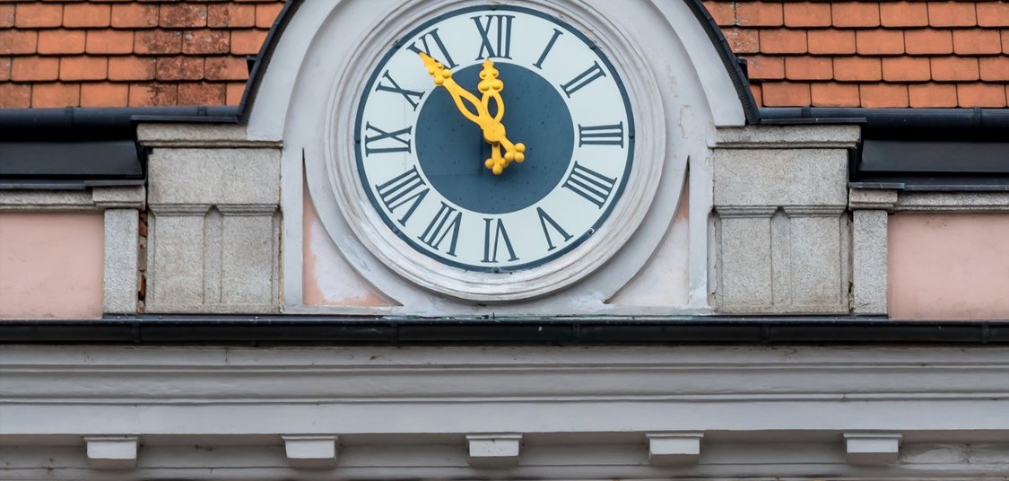 Uhr am Rathaus, Symbol für leere Kassen bei den Gemeinden und Kommunen. 5vor12 fürs Gemeindebudget