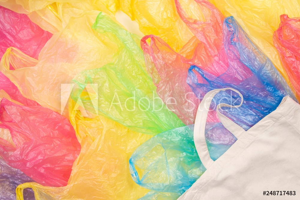 Viele bunte leere Plastiktüten