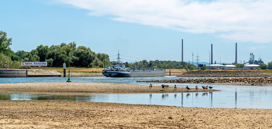 Niedrigwasser am Rhein beim Ölhafen Karlsruhe Niedrigwasser am Rhein beim Ölhafen Karlsruhe
