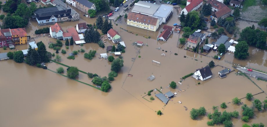 Luftaufnahme von Überschwemmungen nach dem Hochwasser in Thieschitz 2013