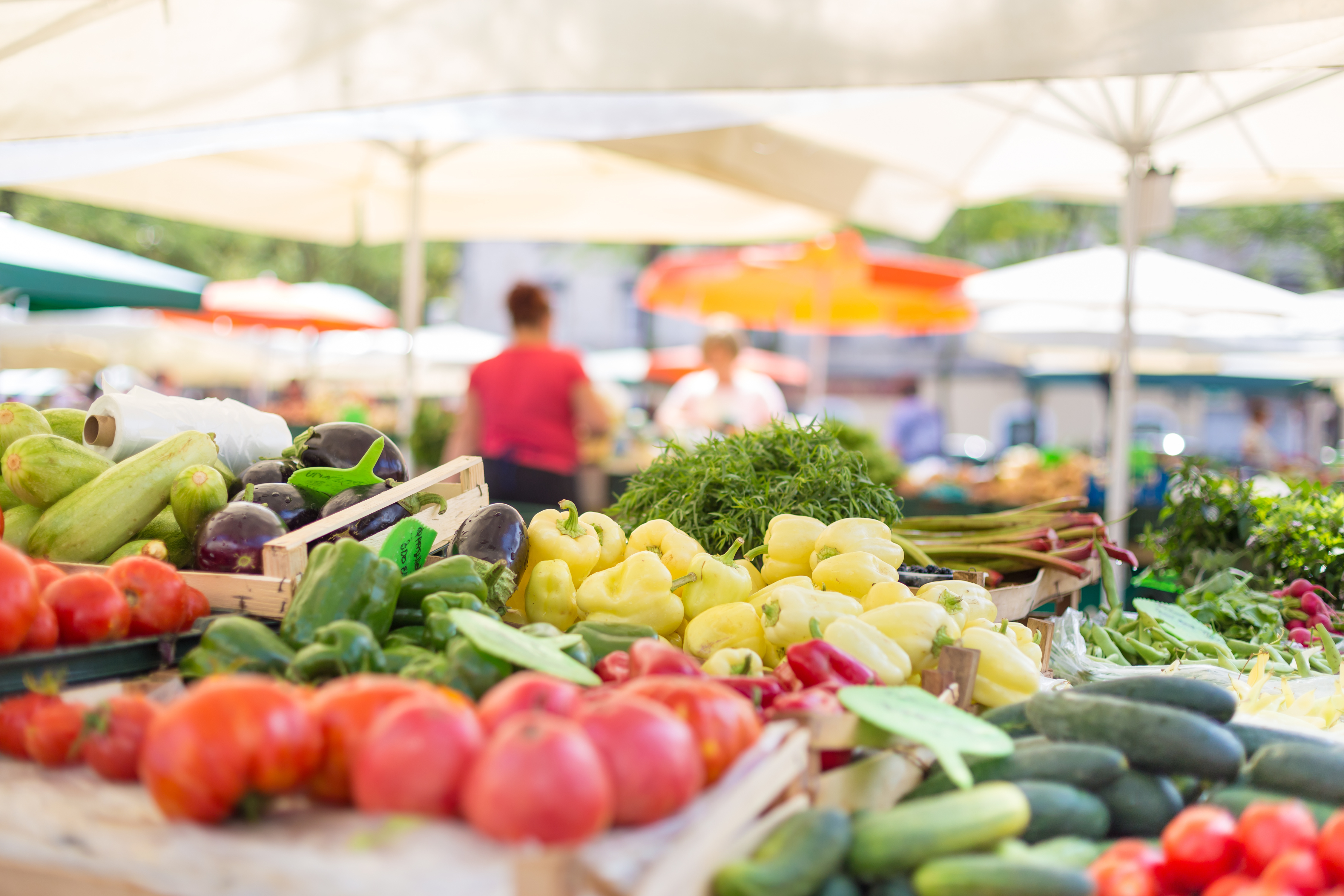 Bio Wochenmarkt mit regionalen Erzeugnissen Stand eines Bio-Wochenmarktes mit regionalen Erzeugnissen.