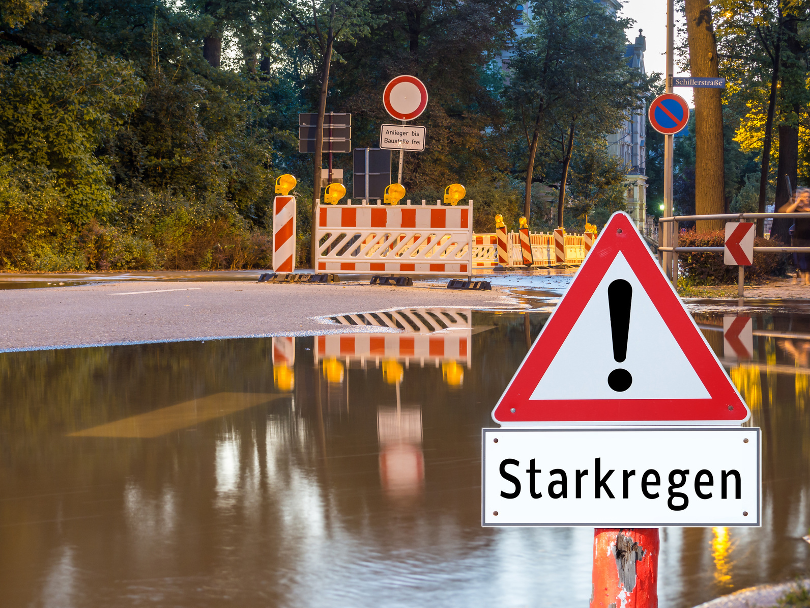 Achtung Starkregen Schild