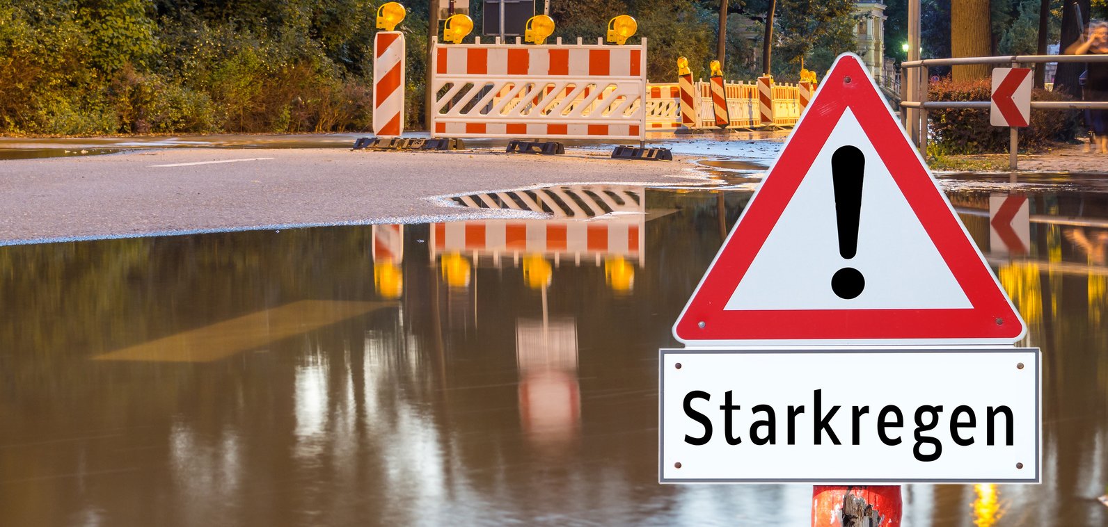 Achtung Starkregen Schild