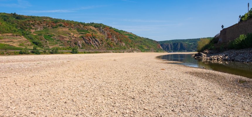 Fast ausgetrocknetes Flussbett des Rheins bei Oberwesel