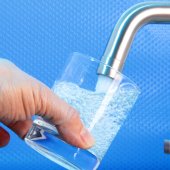 Reines Wasser einschenken