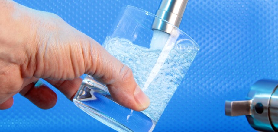 Reines Wasser einschenken