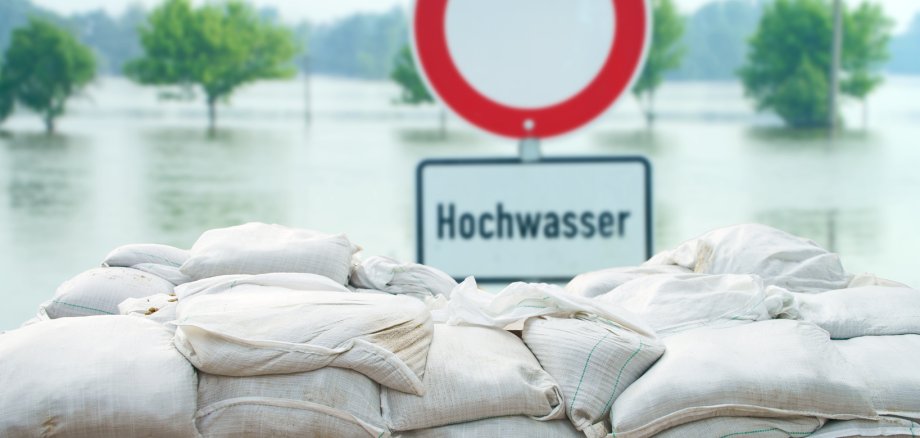 Hochwasserschutz mit Sandsäcken