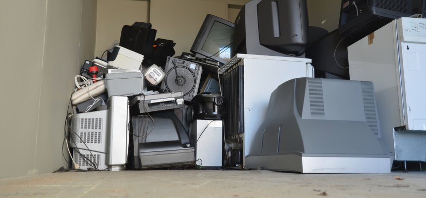 elektroschrott im container