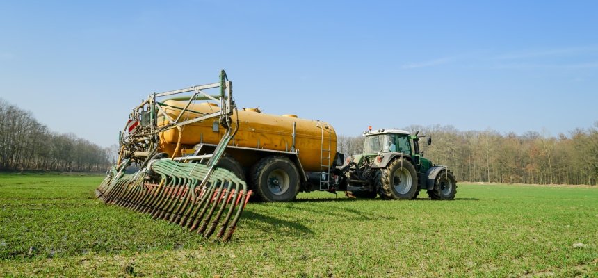 Güllefass mit Schleppschlauchtechnik