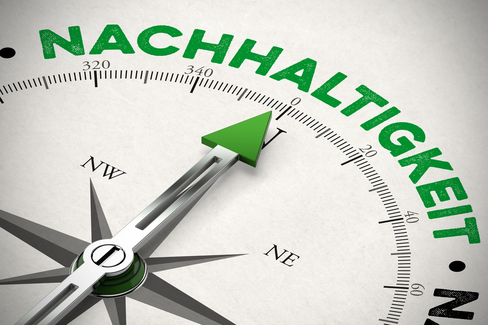 Grüner Pfeil von einem Kompass zeigt in Richtung Nachhaltigkeit