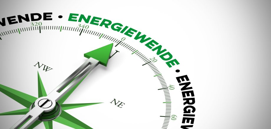 Energiewende für Effizenz und Nachhaltigkeit als Konzept auf einem Kompass