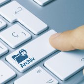 Computertastertur auf rechter Großumschaltungstaste steht Schriftzug "Archiv"