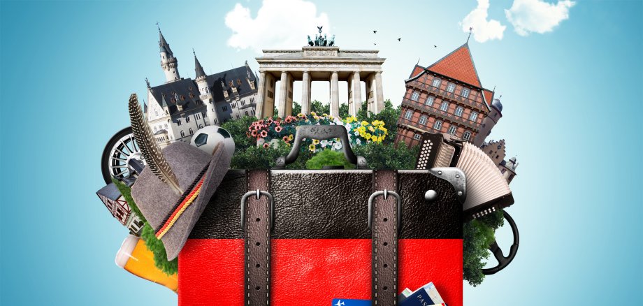 Illustration mit Reisekoffer in Deutschlandfarben, Brandenburger Tor, Fußball, Filzhut, Rathaus, Ziehharmonika, Blumen, Schloss-Neuschwanstein, Fachwerkhaus, Automobil und Bier