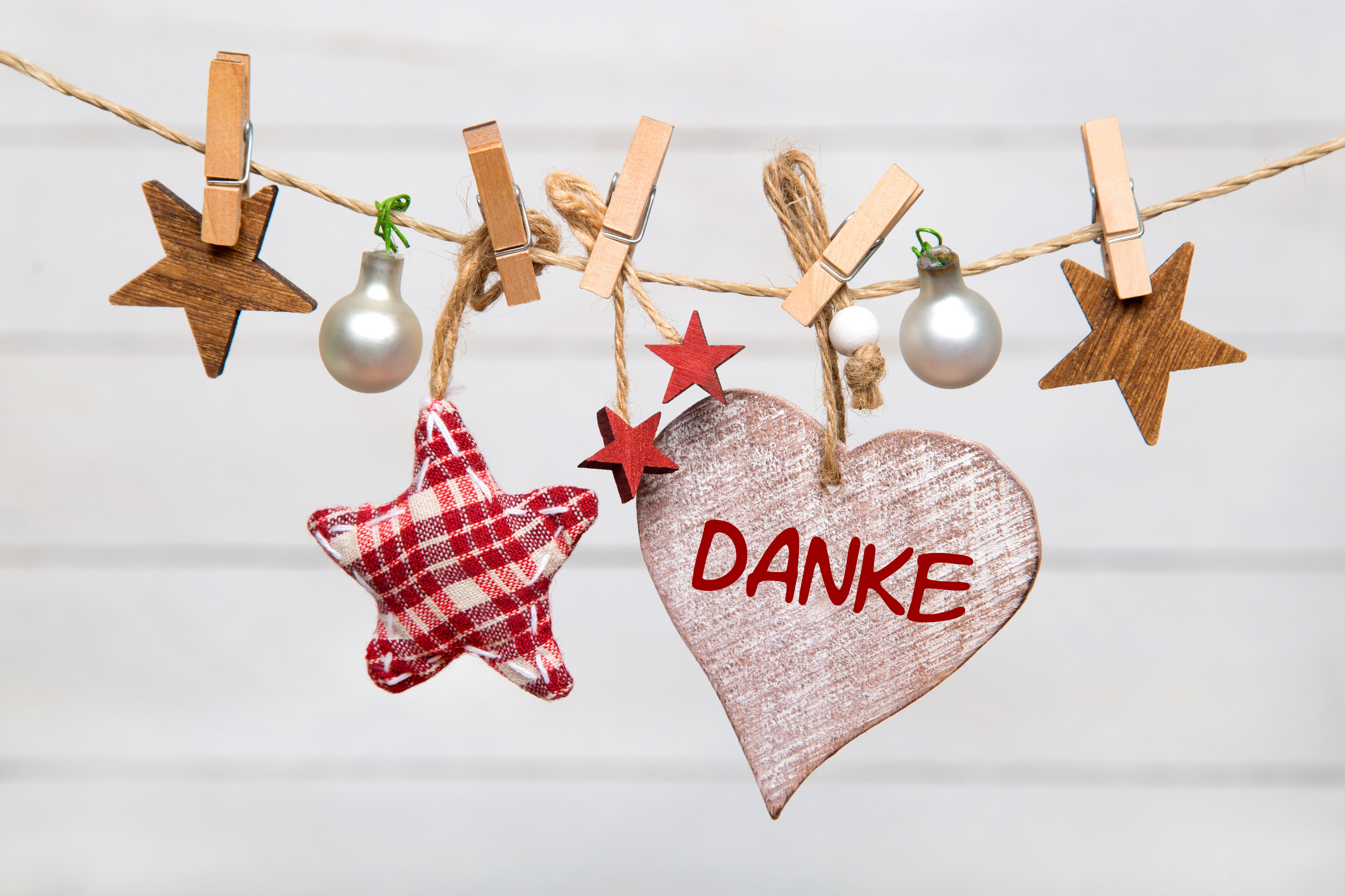 Danke Schriftzug mit weihnachtlichem Hintergrund.