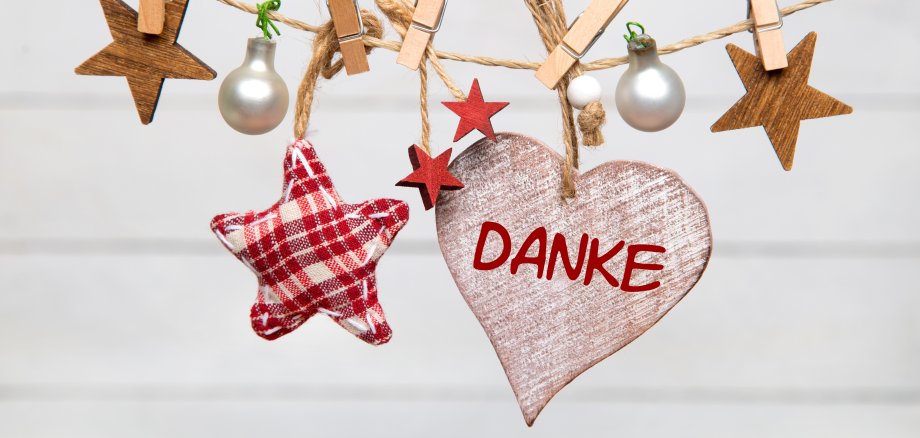 Danke Schriftzug mit weihnachtlichem Hintergrund.