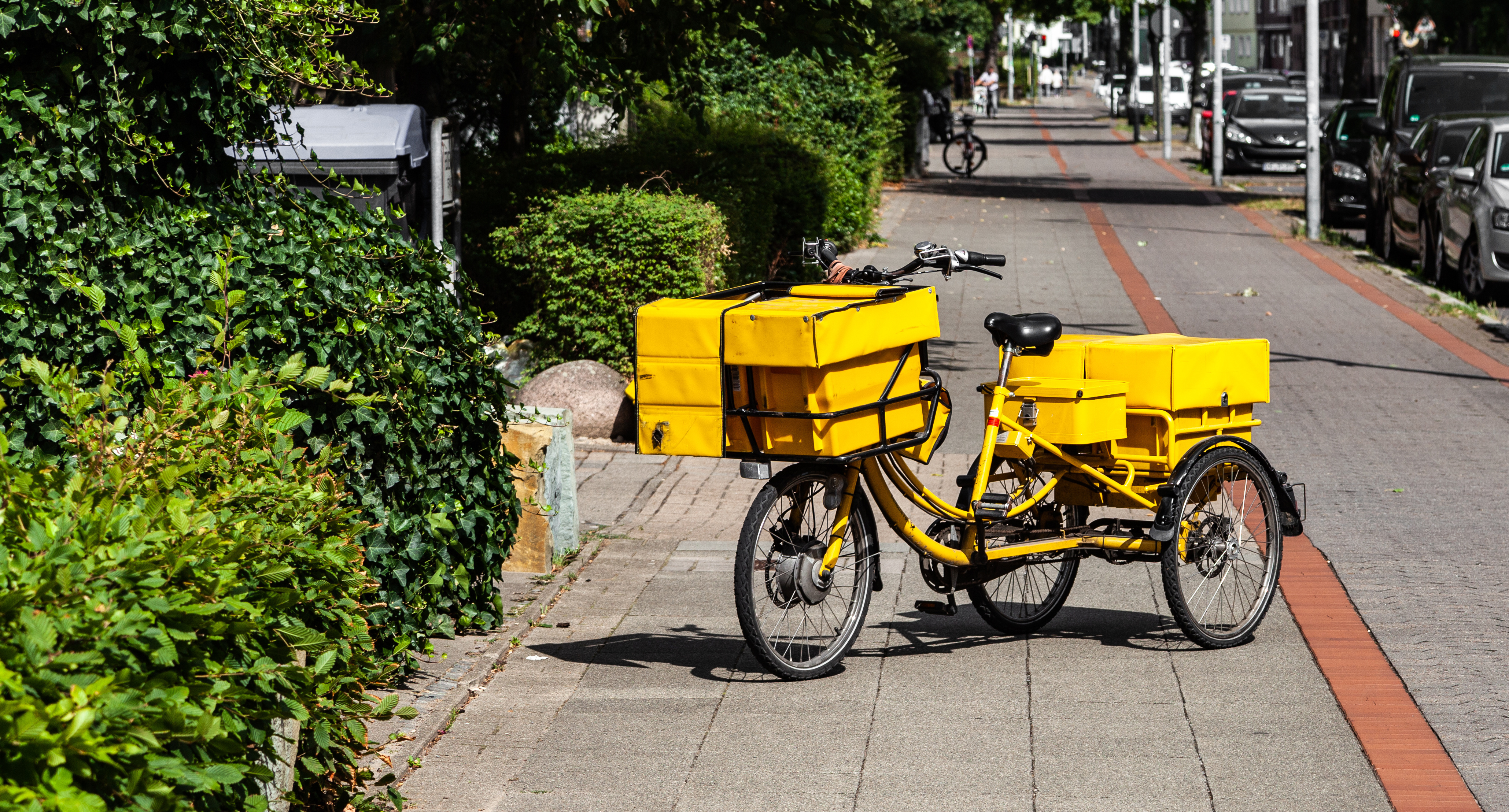 Postfahrrad Briefträger bei der Zustellung