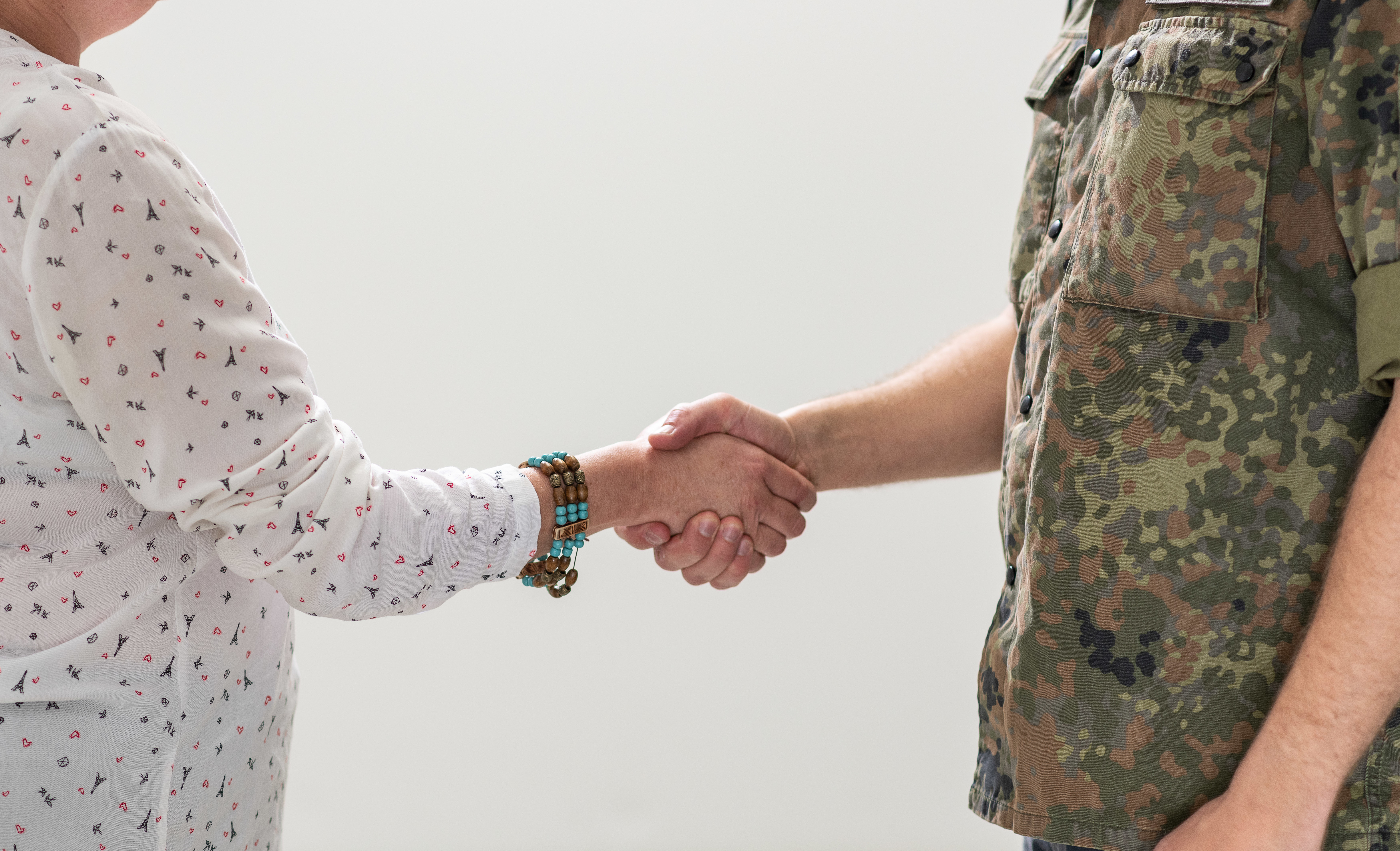 Handschlag Zivil und Bundeswehr Handschlag Zivil und Bundeswehr