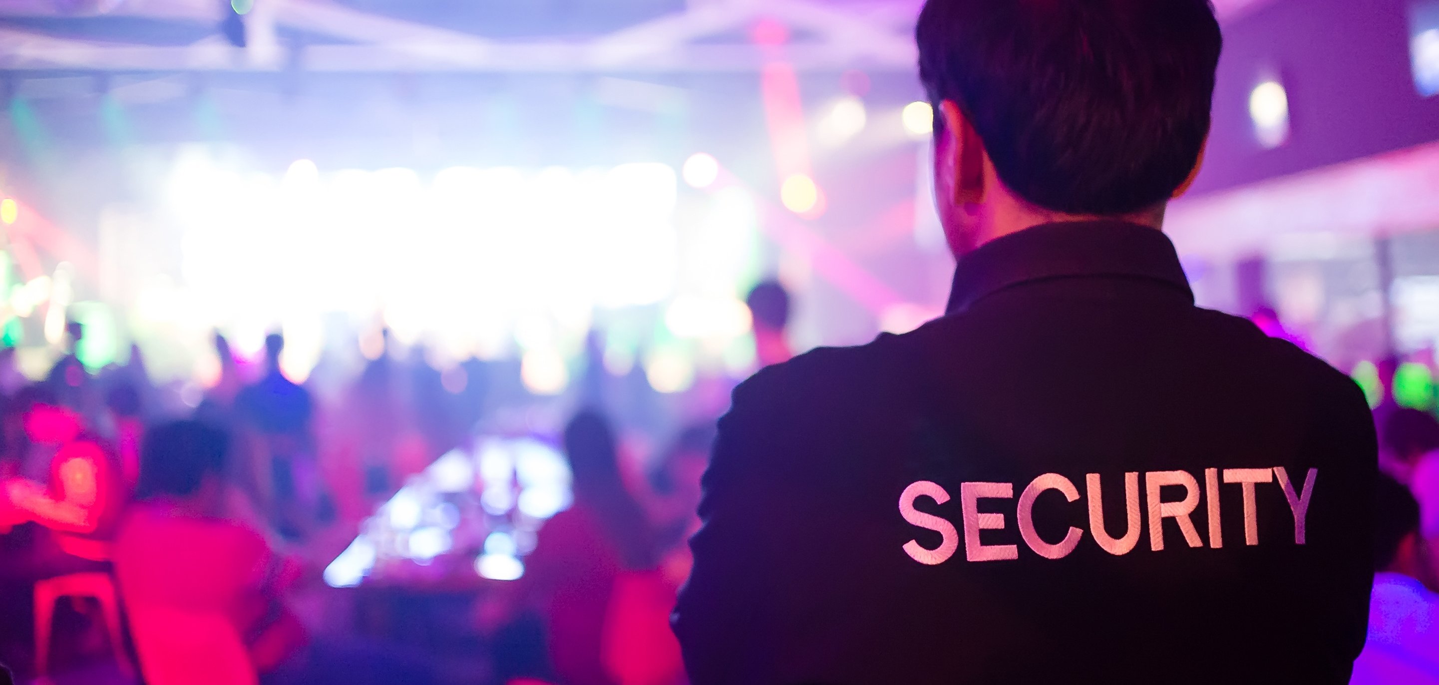 Sicherheitspersonal auf einem Volksfest