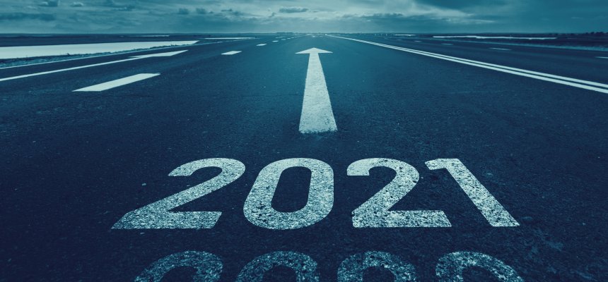 Leere Asphaltstraße in der Wüste mit Wolken und düsterem Licht bis zum Horizont, auf der 2021 steht. Leere Asphaltstraße in der Wüste mit Wolken und düsterem Licht bis zum Horizont, auf der 2021 steht.