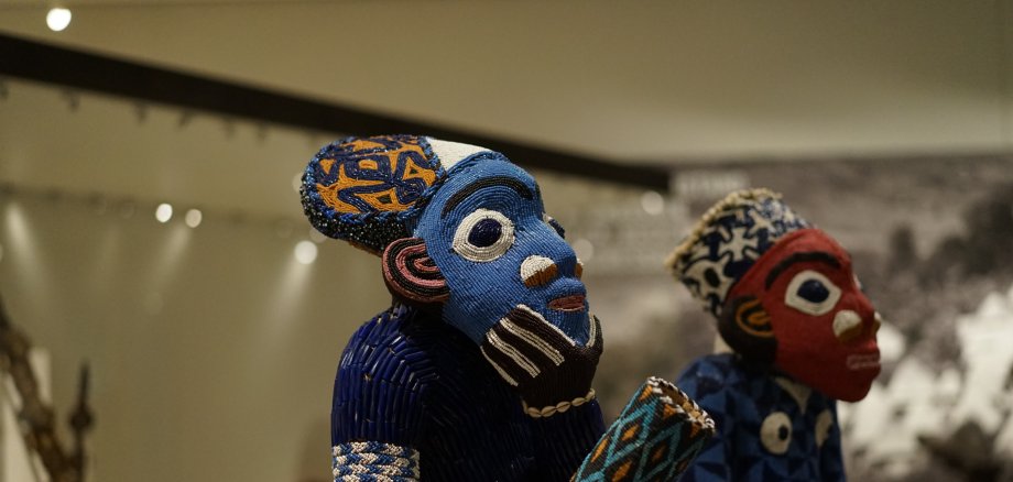 Teilaufnahme des Königsthrons "Mandu Yenu" aus Kamerun im Ethnologischen Museum des Humboldt-Forums in Berlin am 06.08.2023