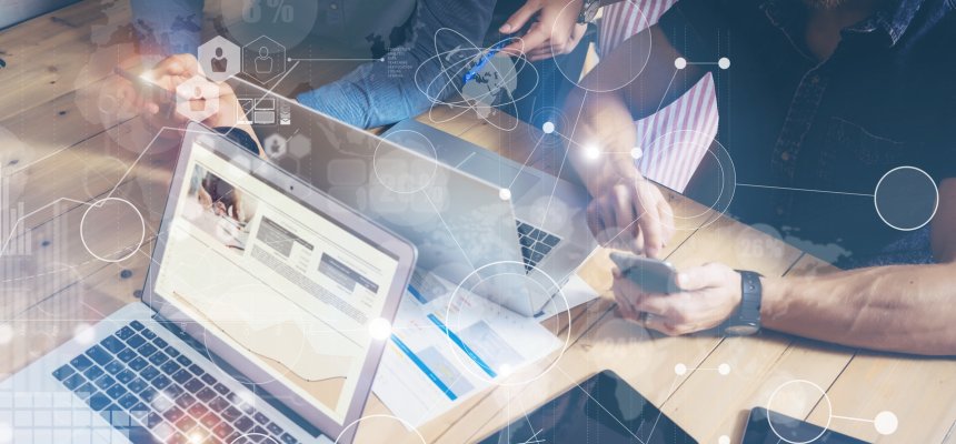 Geschäftsleute arbeiten mit moderner Ausstattung. Innovative Graphen zeigen Wirschaftsentwicklung