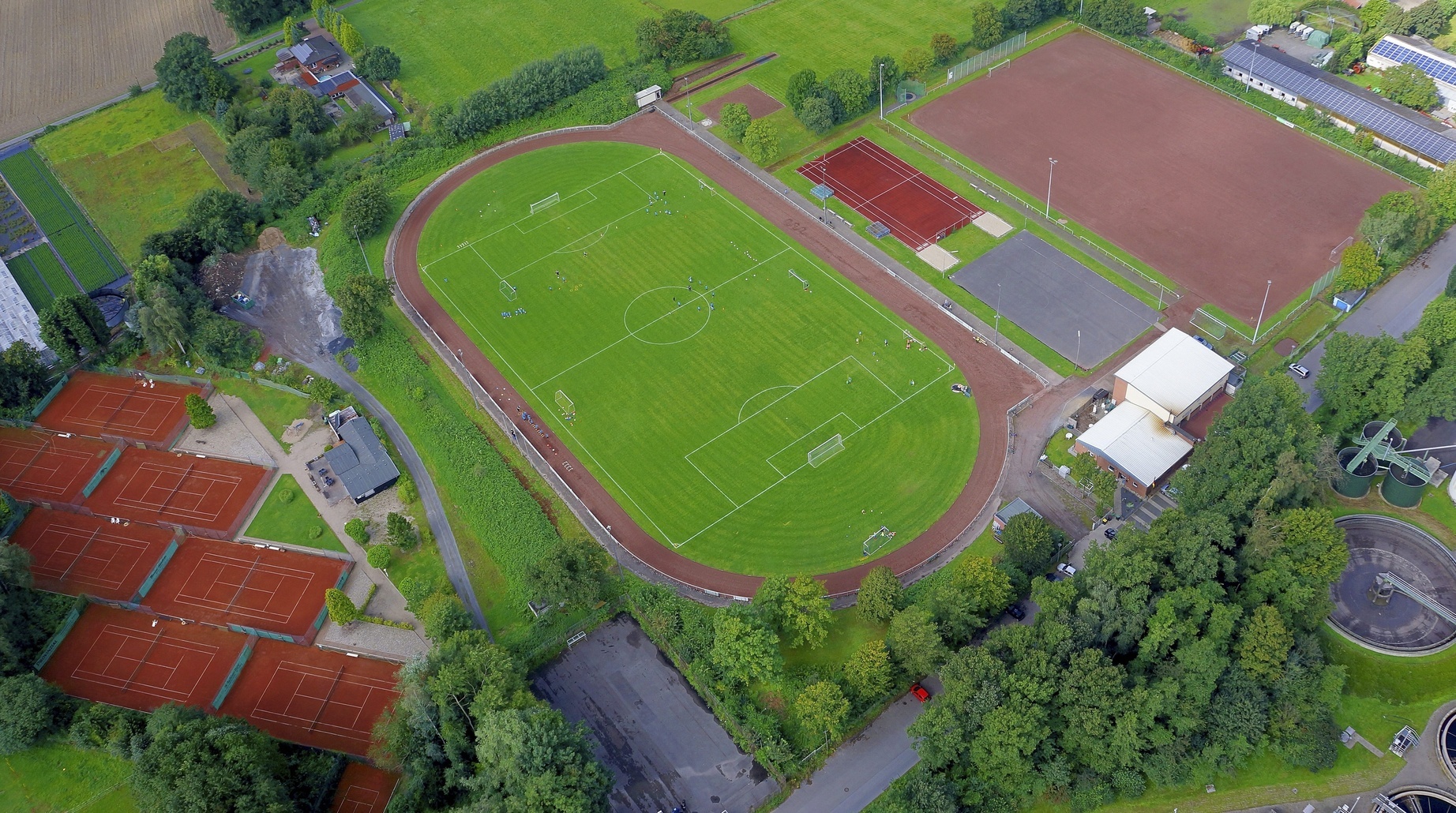 Luftbild mit Drohne von einer Sportstätte auf dem Land