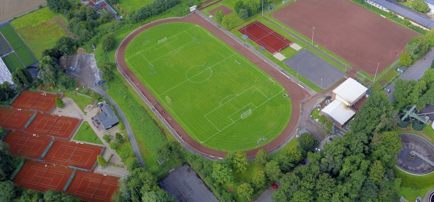 Luftbild mit Drohne von einer Sportstätte auf dem Land