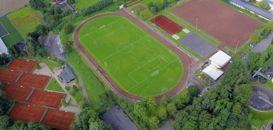 Luftbild mit Drohne von einer Sportstätte auf dem Land