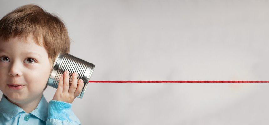 Junge spielt mit Dosentelefon