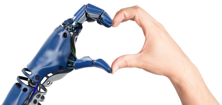 Roboterhand und Menschenhand zeigen ein Herz