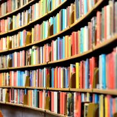 Bücherregal in öffentlicher Bibliothek