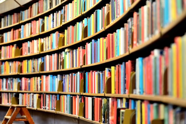 Bücherregal in öffentlicher Bibliothek