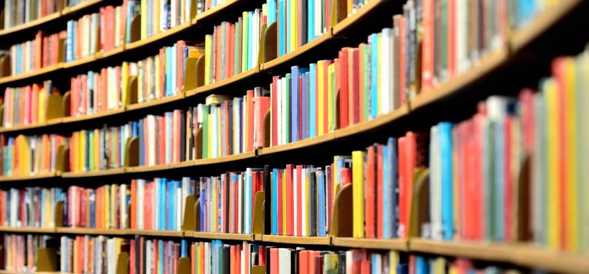 Bücherregal in öffentlicher Bibliothek