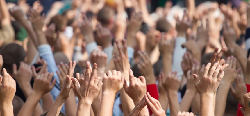 Menschentraube auf einem Konzert