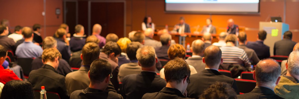 Publikum im Konferensaal