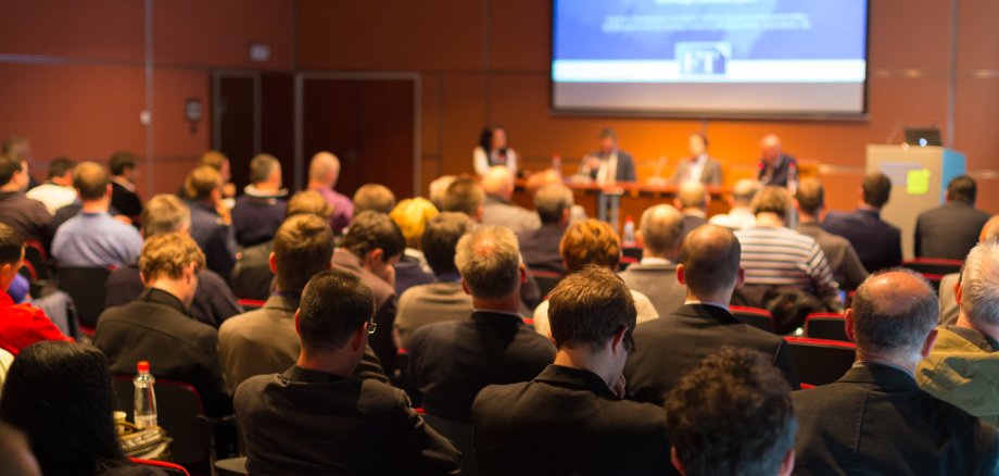 Publikum im Konferensaal