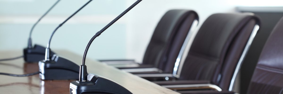 Mikrofone in einem Konferenzsaal