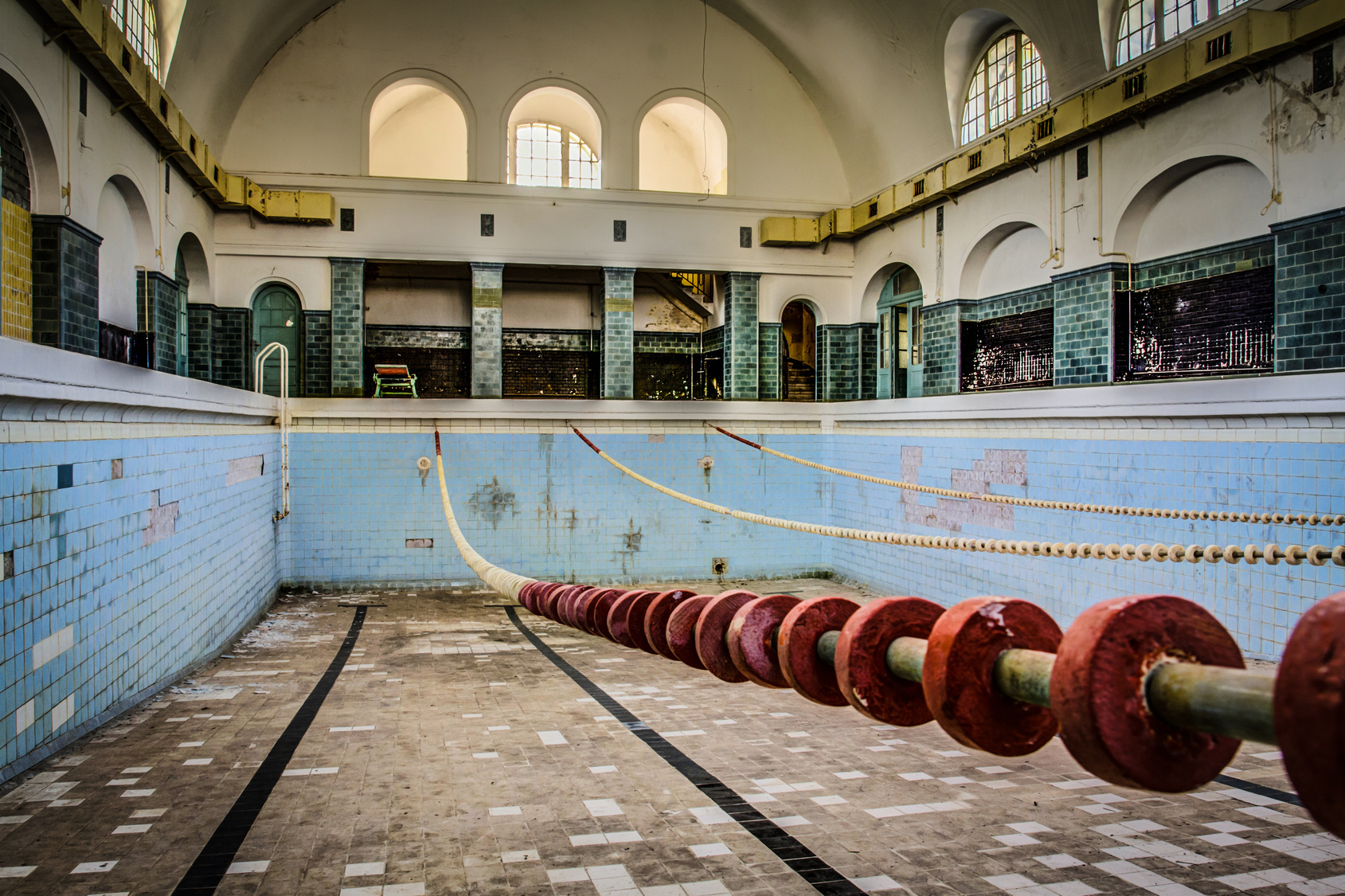 verlassenes altes Schwimmbad verlassenes altes Schwimmbad