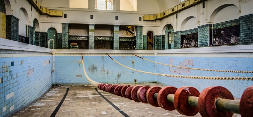 verlassenes altes Schwimmbad