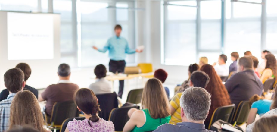 Sprecher auf einer Konferenz