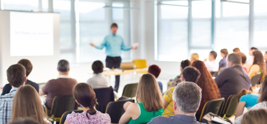 Sprecher auf einer Konferenz