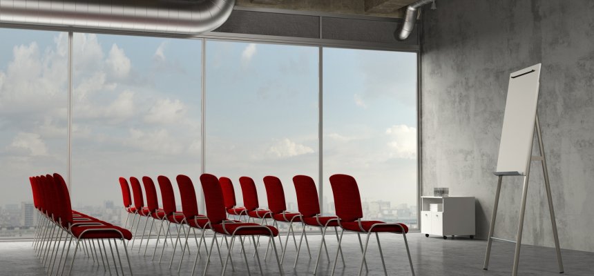 Seminarraum mit Stuhlreihen für Schulung