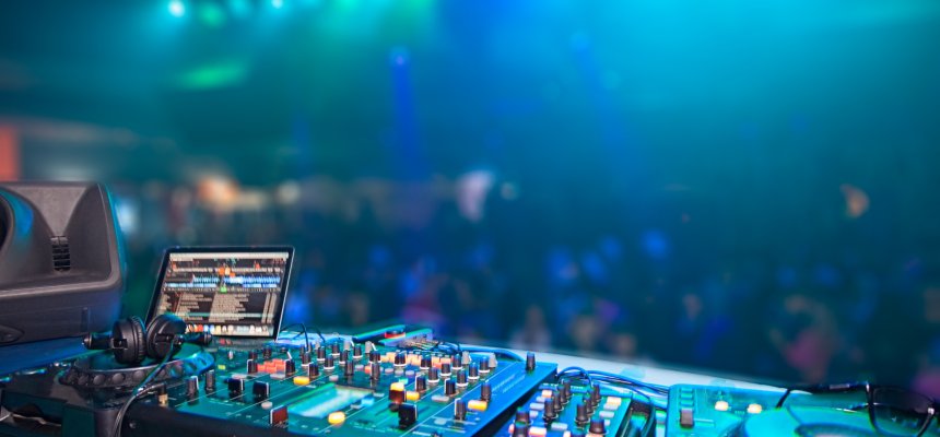DJ Pult in einem Club